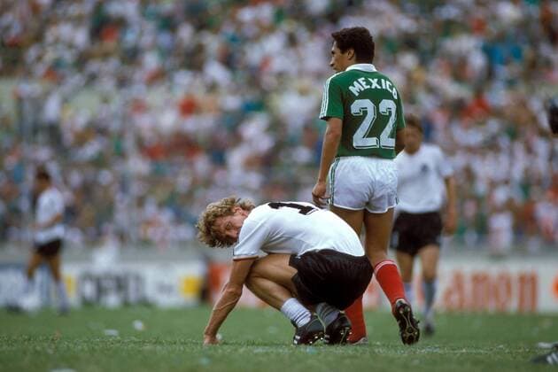 Ditmar Jakobs (BR Deutschland) gönnt sich während des Spiels eine kleine Erholungspause, daneben Manuel Negrete (Mexiko) Fußball WM Herren DEUTSCHSPRACHIGE SPORTZEITSCHRIFTEN UND -ZEITUNGEN NUR NACH RÜCKSPRACHE, Weltmeisterschaft 1986 Gruppe Monterrey Erschöpfung,