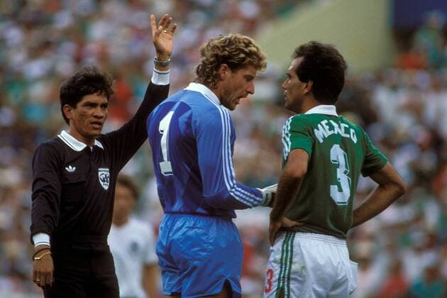 FIFA Schiedsrichter Jesus Diaz (Kolumbien) neben den Streithähnen Torwart Harald Schumacher (li., BR Deutschland) und Fernando Quirarte (Mexiko) Fußball WM Herren DEUTSCHSPRACHIGE SPORTZEITSCHRIFTEN UND -ZEITUNGEN NUR NACH RÜCKSPRACHE, Weltmeisterschaft 1986 Gruppe Monterrey Spannung,
