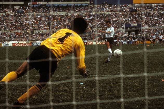 Pierre Littbarski (hi., BR Deutschland) trifft während des Elfmeterschießens gegen Torwart Pablo Larios (Mexiko) Fußball WM Herren DEUTSCHSPRACHIGE SPORTZEITSCHRIFTEN UND -ZEITUNGEN NUR NACH RÜCKSPRACHE, Weltmeisterschaft 1986, Gruppe Monterrey Dynamik,