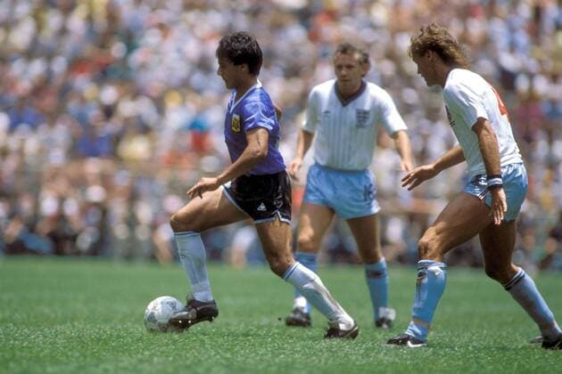Hector Enrique (li., Argentinien) am Ball gegen Glenn Hoddle (England) Fußball WM Herren DEUTSCHSPRACHIGE SPORTZEITSCHRIFTEN UND -ZEITUNGEN NUR NACH RÜCKSPRACHE, Weltmeisterschaft 1986 Gruppe Glen Mexico City Dynamik,
