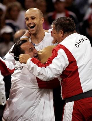Matchwinner Ivan Ljubicic (Kroatien) feiert mit seinen Betreuern den 2:3 Erfolg und das Erreichen der 2. Davis Cup Runde - (Icon7404360) Tennis Herren Daviscup 2005, Davis Cup, Gruppe Los Angeles, LA, L. A. Begeisterung, Freude, EDITORIAL USE ONLY
