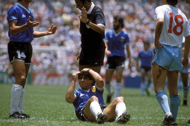 Diego Armando Maradona (Mitte) hält sich den verletzten Kopf, derweil diskutiert Giusti (li., beide Argentinien) mit Schiedsrichter Ali Bennaceur (Tunesien) Fußball WM Herren DEUTSCHSPRACHIGE SPORTZEITSCHRIFTEN UND -ZEITUNGEN NUR NACH RÜCKSPRACHE, Weltmeisterschaft 1986 Gruppe Boden, Rasen, Mexico City