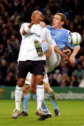 El Hadji Diouf (Bolton, li.) gegen Richard Dunne (Manchester City) -  Fußball Herren English Premier League 2004 2005, 1. Englische Liga, Manchester City - Bolton Wanderers 0:1 Gruppe Manchester Dynamik, Kampf,
