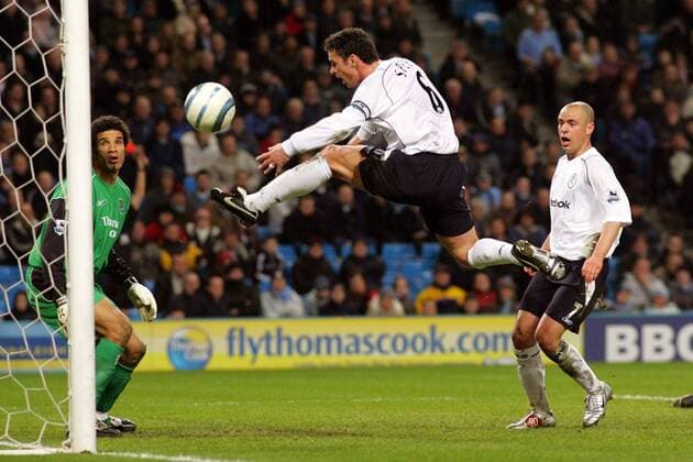 Gary Speed (Bolton, Mitte) taucht gefährlich vor dem Gehäuse von Torwart David James (Manchester City, li.) auf, Stylianos Giannakopoulos (Bolton, re.) kann nur staunend hinterher schauen -  Fußball Herren English Premier League 2004 2005, 1. Englische Liga, Manchester City - Bolton Wanderers 0:1 Gruppe Manchester Dynamik, Spannung