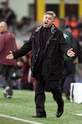 Trainer Carlo Ancelotti (Milan) beschwert sich Fußball EC 1 Herren Champions League 2004 2005, Achtelfinale, AC Mailand, Serie A, 1. Italienische Liga, Einzelbild Mailand Enttäuschung, Wut,