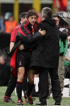 Hernan Crespo (li.) umarmt Trainer Carlo Ancelotti (beide Milan) Fußball EC 1 Herren Champions League 2004 2005, Achtelfinale, AC Mailand, Serie A, 1. Italienische Liga, Gruppe Mailand Freude,