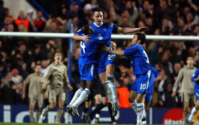 John Terry (Mitte) wird von seinen Teamkollegen Claude Makelele (li.) und Joe Cole (alle Chelsea) gefeiert -  Fußball EC 1 Herren Champions League 2004 2005, Chelsea FC London - FC Barcelona 4:2, Barca Gruppe London Glück, Begeisterung, Freude,