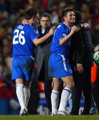 Schlußjubel Chelsea; Trainer Jose Mourinho (2.v.li.) umarmt seine Schlüsselspieler John Terry (li.) und Frank Lampard (alle Chelsea) -  Fußball EC 1 Herren Champions League 2004 2005, Chelsea FC London - FC Barcelona 4:2, Barca Gruppe London Freude,