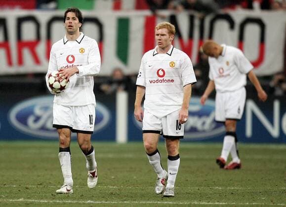 Ruud van Nistelrooy (li.) und Paul Scholes (beide Manchester United) enttäuschter Abgang Fußball EC 1 Herren Champions League 2004 2005, Achtelfinale, Manchester United, ManU, Gruppe Mailand Enttäuschung,