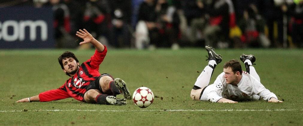 Gennaro Gattuso (li., Milan) und Wayne Rooney (Manchester United) am Boden Fußball EC 1 Herren Champions League 2004 2005, Achtelfinale, AC Mailand - Manchester United 1:0, ManU, Gruppe Mailand