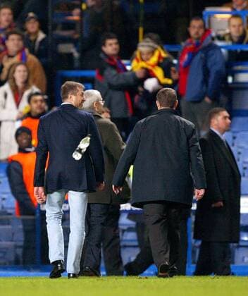 Teameigner Roman Abramovich (li., Chelsea) verläßt sichtlich zufrieden den Platz, wird jedoch nur knapp von einem Wurfgeschoss in Form einer Flasche verfehlt -  Fußball EC 1 Herren Champions League 2004 2005, Chelsea FC London - FC Barcelona 4:2, Barca Gruppe Wurfobjekt, Wurfobjekte London