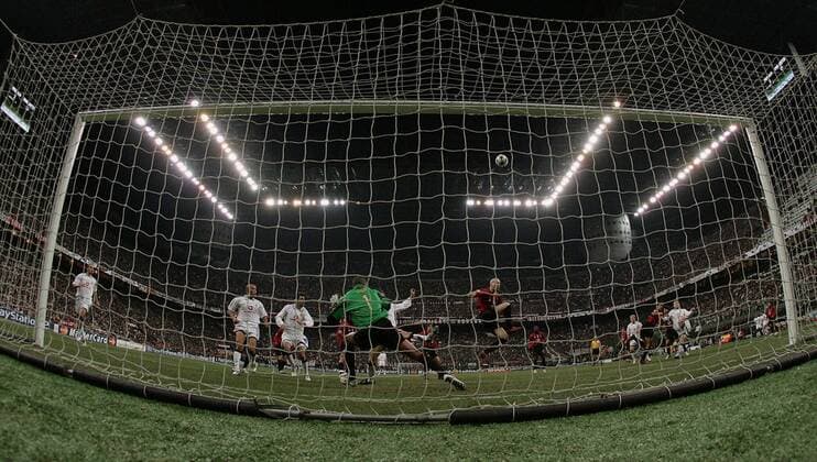 Jaap Stam (re.) klärt eine Torchance von Manchester United bevor Torwart Nelson Dida (beide Milan) eingreifen muss Fußball EC 1 Herren Champions League 2004 2005, Achtelfinale, AC Mailand - Manchester United 1:0, ManU, Totale Torhüter, Keeper, Mailand Dynamik, Spannung