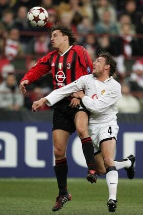 Gabriel Heinze (re., Manchester United) gegen Hernan Crespo (Milan) Fußball EC 1 Herren Champions League 2004 2005, Achtelfinale, AC Mailand - Manchester United 1:0, ManU, Gruppe Mailand Dynamik, Höhe,
