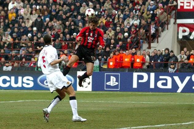 Hernan Crespo (Milan, re.) erzielt das 1:0 per Kopfball gegen Rio Ferdinand (Manchester United) Fußball EC 1 Herren Champions League 2004 2005, AC Mailand - Manchester United 1:0, ManU Totale Mailand Dynamik,
