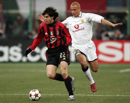 Kaka (li., Milan) gegen Wesley Brown (Manchester United) Fußball EC 1 Herren Champions League 2004 2005, Achtelfinale, AC Mailand - Manchester United 1:0, ManU, Gruppe Mailand Dynamik,
