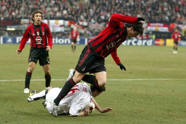 Roy Keane (Manchester United) holt Kaka (Milan) von den Beinen Fußball EC 1 Herren Champions League 2004 2005, AC Mailand - Manchester United 1:0, ManU Gruppe Mailand Dynamik, Kampf,
