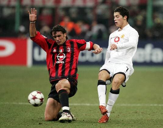 Cristiano Ronaldo (re., Manchester United) gegen Paolo Maldini (Milan) Fußball EC 1 Herren Champions League 2004 2005, Achtelfinale, AC Mailand - Manchester United 1:0, ManU, Gruppe Mailand Dynamik,