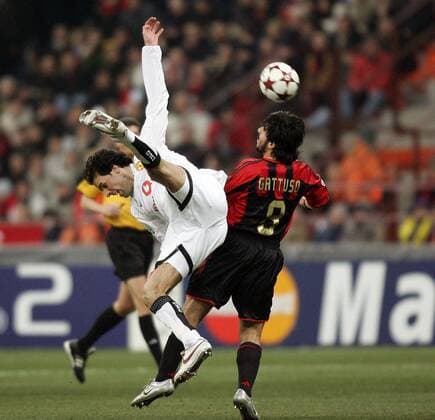 Ruud van Nistelrooy (li., Manchester United) kommt gegen Gennaro Gattuso (Milan) zu Fall Fußball EC 1 Herren Champions League 2004 2005, Achtelfinale, AC Mailand - Manchester United 1:0, ManU, Gruppe Mailand Dynamik,
