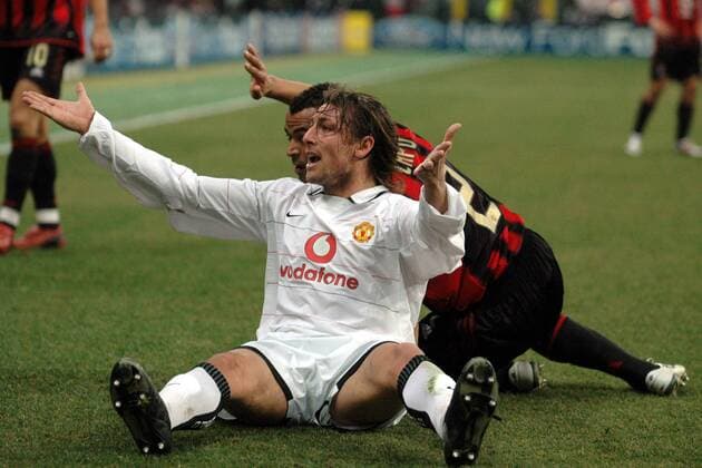 Gabriel Heinze (Manchester United, li.) und Cafu (Milan) reklamieren am Boden Fußball EC 1 Herren Champions League 2004 2005, AC Mailand - Manchester United 1:0, ManU, Vdig Gruppe Mailand