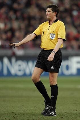 FIFA-Schiedsrichter Herbert Fandel (Deutschland) beruhigt Fußball EC 1 Herren Champions League 2004 2005, Achtelfinale, Einzelbild Mailand