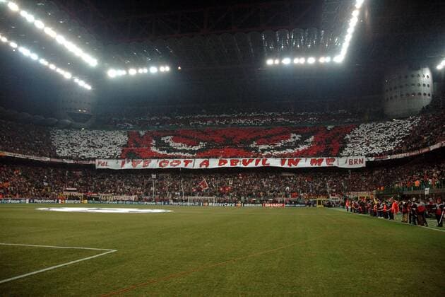 Mailänder Tifosi zeigen mit ihrem Plakat, dass der Teufel in ihnen steckt: I ve got a devil in me Fußball EC 1 Herren Champions League 2004 2005, AC Mailand, Milan Totale Guiseppe Meazza, San Siro Mailand, voll, ausverkauft