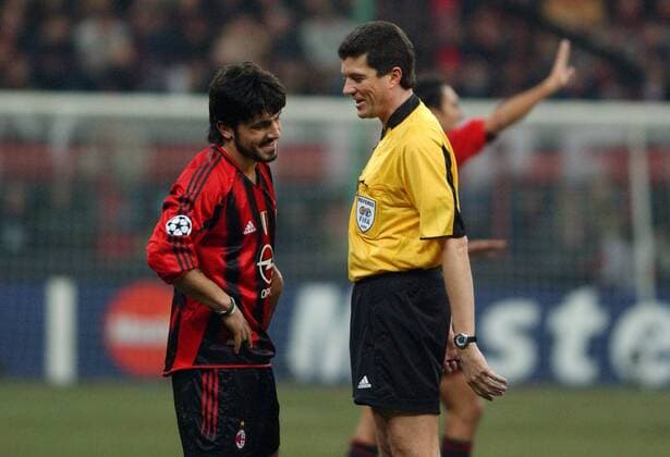 Freundliche Aussprache: Schiedsrichter Herbert Fandel im Gespräch mit Ivan Gennaro Gattuso (Milan) Fußball EC 1 Herren Champions League 2004 2005, AC Mailand, Vdig Gruppe Mailand