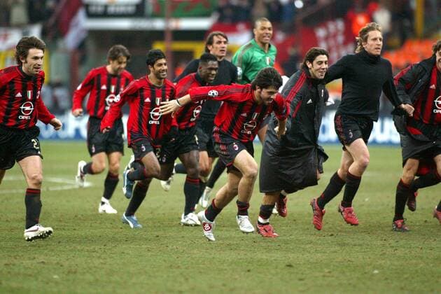 Mailänder Schlussjubel - die Spieler, angeführt von Gennaro Gattuso, stürmen jubelnd zu ihren Anhängern Fußball EC 1 Herren Champions League 2004 2005, Achtelfinale, AC Mailand, Milan Gruppe Mailand Freude,