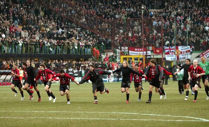 Die Spieler von Milan bejubeln mit einem Diver ihren Viertelfinaleinzug Fußball EC 1 Herren Champions League 2004 2005, Achtelfinale, AC Mailand, Totale Mailand Freude, Begeisterung,