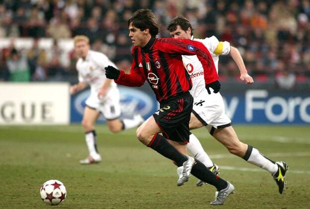 Kaka (li., Milan) gegen Roy Keane (Manchester United) - Laufduell Fußball EC 1 Herren Champions League 2004 2005, Achtelfinale, AC Mailand, Manchester United, ManU, Gruppe Mailand Dynamik,