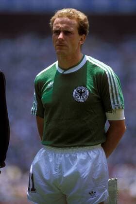 Karl Heinz Rummenigge (BR Deutschland) während der Nationalhymne Fußball WM Herren DEUTSCHSPRACHIGE SPORTZEITSCHRIFTEN UND -ZEITUNGEN NUR NACH RÜCKSPRACHE, Weltmeisterschaft 1986 Porträt Mexico City
