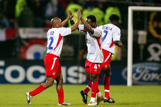 Sylvain Wiltord (li.) und Mickael Essien (beide Lyon) - Torjubel Fußball EC 1 Herren Champions League 2004 2005, Olympique Lyonnais, OL Gruppe pan8462 Lyon Freude,  
