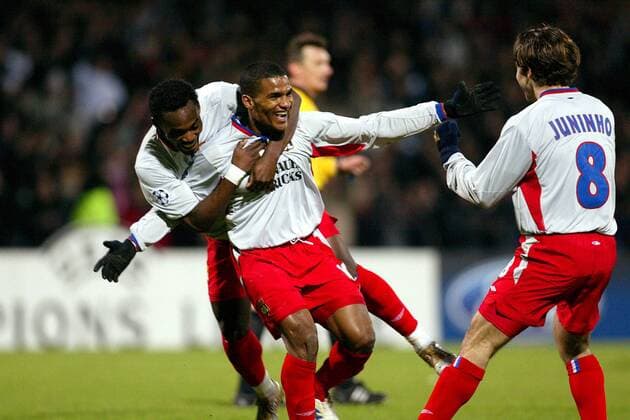 Florent Malouda (Mitte), Mickael Essien (li.) und Juninho (alle Lyon) - Torjubel Fußball EC 1 Herren Champions League 2004 2005, Olympique Lyonnais, OL Gruppe pan8462 Lyon Freude,  
