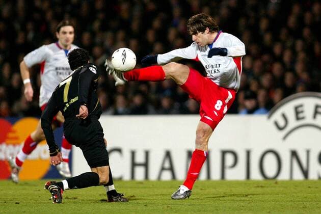 Juninho (Lyon, re.) gegen Paul Stalteri (Bremen) Fußball EC 1 Herren Champions League 2004 2005, Olympique Lyonnais SV Werder Bremen 7:2, OL Gruppe pan8462 Lyon Dynamik, Kampf,  