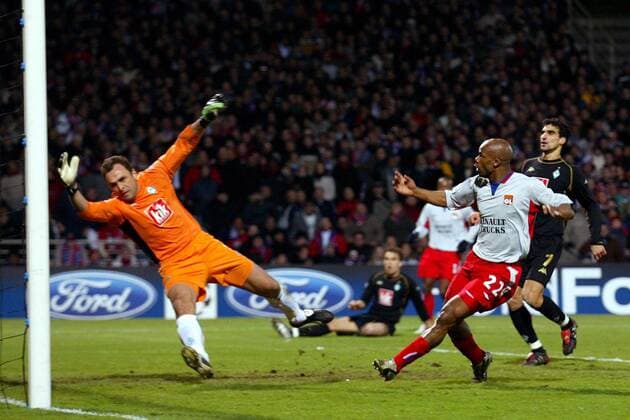 Sylvain Wiltord (Lyon, re.) bezwingt Torwart Andreas Reinke (Bremen) Fußball EC 1 Herren Champions League 2004 2005, Olympique Lyonnais SV Werder Bremen 7:2, OL Gruppe pan8462 Lyon  