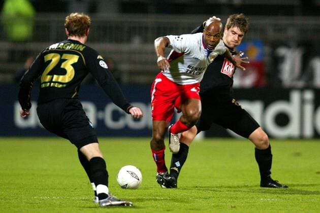 Sylvain Wiltord (Lyon, Mitte) gegen Ivan Klasnic (re.) und Magnin (beide Bremen) Fußball EC 1 Herren Champions League 2004 2005, Olympique Lyonnais SV Werder Bremen 7:2, OL Gruppe pan8462 Lyon Dynamik,  