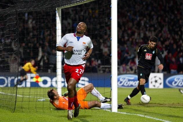 Sylvain Wiltord (Lyon) bezwingt Torwart Andreas Reinke und Stalteri (beide Bremen) Fußball EC 1 Herren Champions League 2004 2005, Olympique Lyonnais SV Werder Bremen 7:2, OL Gruppe pan8462 Lyon Überlegenheit  