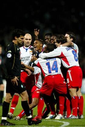 Torschütze Florent Malouda (Lyon) im Mittelpunkt des Torjubels Fußball EC 1 Herren Champions League 2004 2005, Olympique Lyonnais SV Werder Bremen 7:2, OL Gruppe pan8462 Lyon Freude, Begeisterung,  