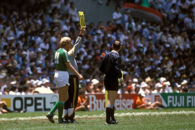 Dieter Hoeneß (li., BR Deutschland) wird eingewechselt, daneben Linienrichter Erik Fredriksson (Schweden) Fußball WM Herren DEUTSCHSPRACHIGE SPORTZEITSCHRIFTEN UND -ZEITUNGEN NUR NACH RÜCKSPRACHE, Weltmeisterschaft 1986 Gruppe Mexico City