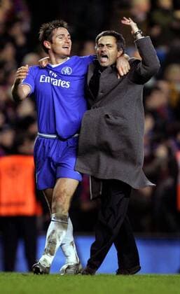 Trainer Jose Mourinho (re.) und Frank Lampard (beide Chelsea) feiern ausgelassen den Viertelfinaleinzug Fußball EC 1 Herren Champions League 2004 2005, Achtelfinale, Chelsea FC London, Gruppe pan8464 London Freude, Begeisterung,  