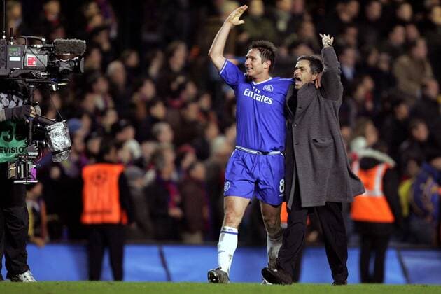 Trainer Jose Mourinho (re.) und Frank Lampard (beide Chelsea) bejubeln den Viertelfinaleinzug in eine Fernsehkamera Fußball EC 1 Herren Champions League 2004 2005, Achtelfinale, Chelsea FC London, Totale pan8464 London Freude,  