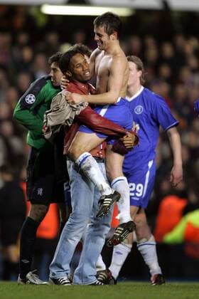 Didier Drogba (li.) trägt Joe Cole (beide Chelsea) vor Freude über den Viertelfinaleinzug auf dem Arm Fußball EC 1 Herren Champions League 2004 2005, Achtelfinale, Chelsea FC London, Gruppe pan8464 London Freude,  