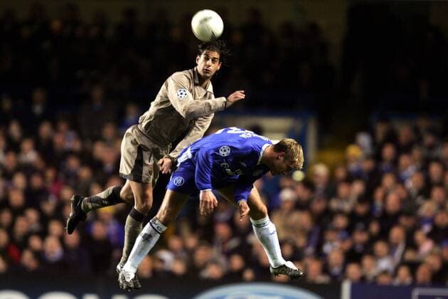 Gerard Lopez (li., FC Barcelona) gegen Eidur Gudjohnsen (Chelsea) Fußball EC 1 Herren Champions League 2004 2005, Achtelfinale, Chelsea FC London - FC Barcelona 4:2, Barca, Gruppe pan8464 London Dynamik, Höhe,  