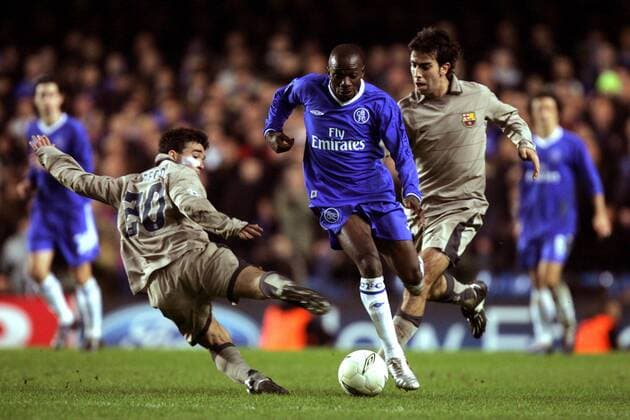 Claude Makelele (Mitte, Chelsea) gegen Oleguer Presas Renom (re.) und Deco (beide FC Barcelona) Fußball EC 1 Herren Champions League 2004 2005, Achtelfinale, Chelsea FC London - FC Barcelona 4:2, Barca, Gruppe pan8464 London Dynamik,  