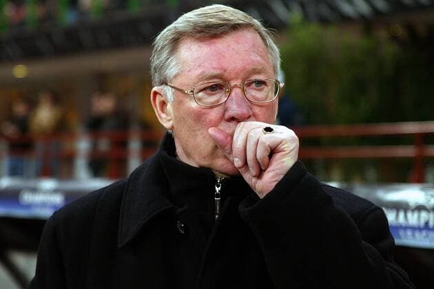 Trainer Sir Alex Ferguson (Manchester United) kommt leicht ins hüsteln Fußball EC 1 Herren Champions League 2004 2005, Manchester United, ManU, Vdig Einzelbild Mailand