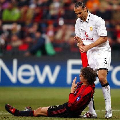 Rio Ferdinand (re., Manchester United) hilft Hernan Crespo (Milan) etwas ungestüm wieder auf die Beine Fußball EC 1 Herren Champions League 2004 2005, AC Mailand - Manchester United 1:0, ManU, Vdig Gruppe Mailand