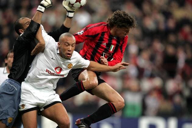 Mickael Silvestre (Mitte) rammt seinem Torwart Tim Howard (beide Manchester United) im Luftkampf den Ellenbogen ins Gesicht, re. Hernan Crespo (Milan) Fußball EC 1 Herren Champions League 2004 2005, Achtelfinale, AC Mailand - Manchester United 1:0, ManU, Gruppe pan8463 Mailand Dynamik, Abwehr  