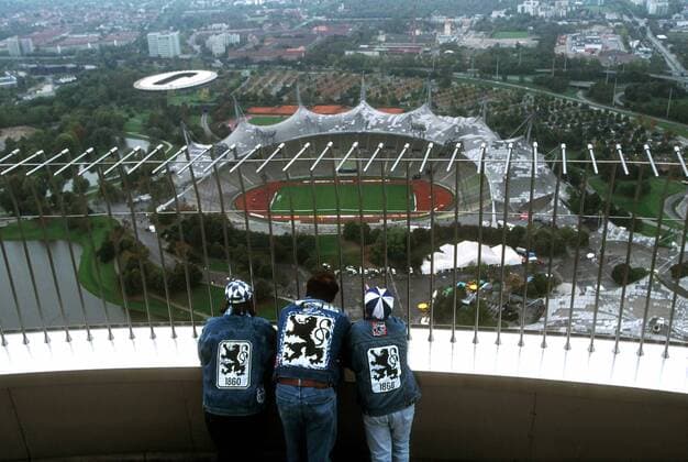 1860 Fans schauen von der Plattform des Olympiaturms auf das Münchner Olympiastadion Fußball 1. BL Herren Saison 1996 1997, TSV 1860 München, Vdia Totale Olympiastadion München Weite,