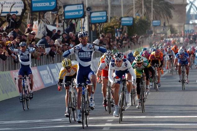 Alessandro Petacchi (Italien Fassa Bortolo) gewinnt den Massensprint -  Radsport Herren 40. Tirreno Adriatico 2005, Straßenradsport, Straße, Rad, 1. Etappe, Vdig Totale Civitavecchia Freude,