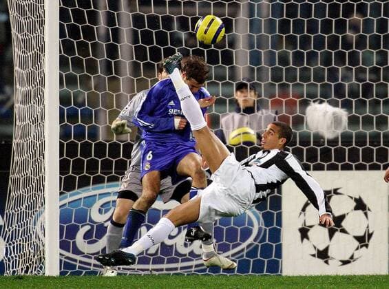 David Trezeguet (vorn, Juve) setzt sich akrobatisch gegen Ivan Helguera (Real Madrid) durch und erzielt das 1:0 -  Fußball EC 1 Herren Champions League 2004 2005, Juventus Turin - Real Madrid CF 2:0 n.V. Gruppe Turin Dynamik,