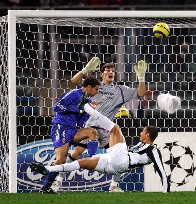 David Trezeguet (vorn, Juve) setzt sich akrobatisch gegen Ivan Helguera (li.) und Torwart Iker Casillas (beide Real Madrid) durch -  Fußball EC 1 Herren Champions League 2004 2005, Juventus Turin - Real Madrid CF 2:0 n.V. Gruppe Turin Dynamik,